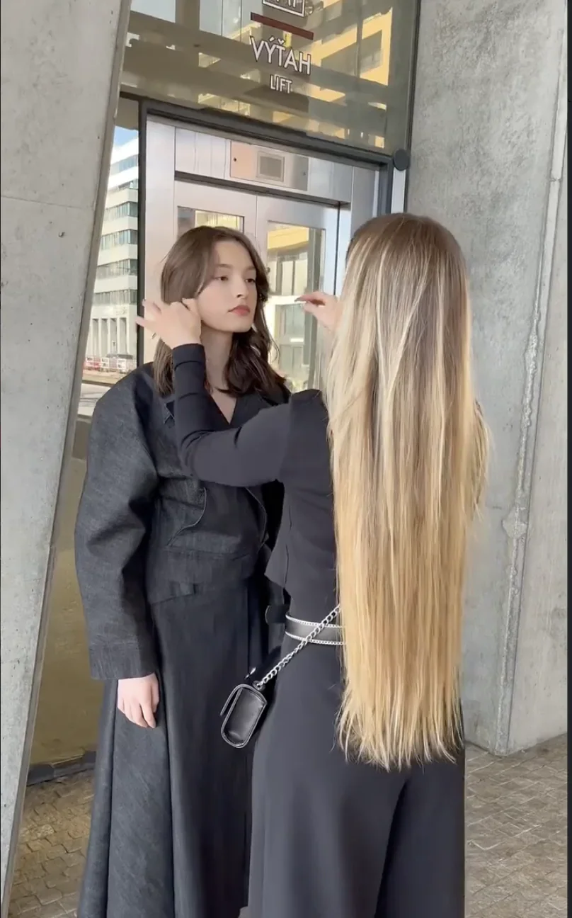 Fotenie pre návrhárku pred výkladom obchodu, makeup a styling od Jankity