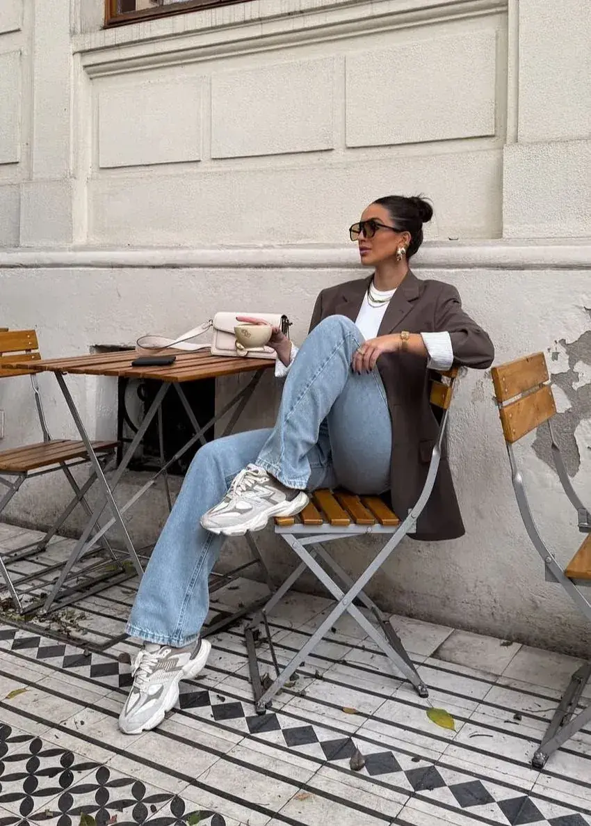 Hnedý blazer, džínsy, café look