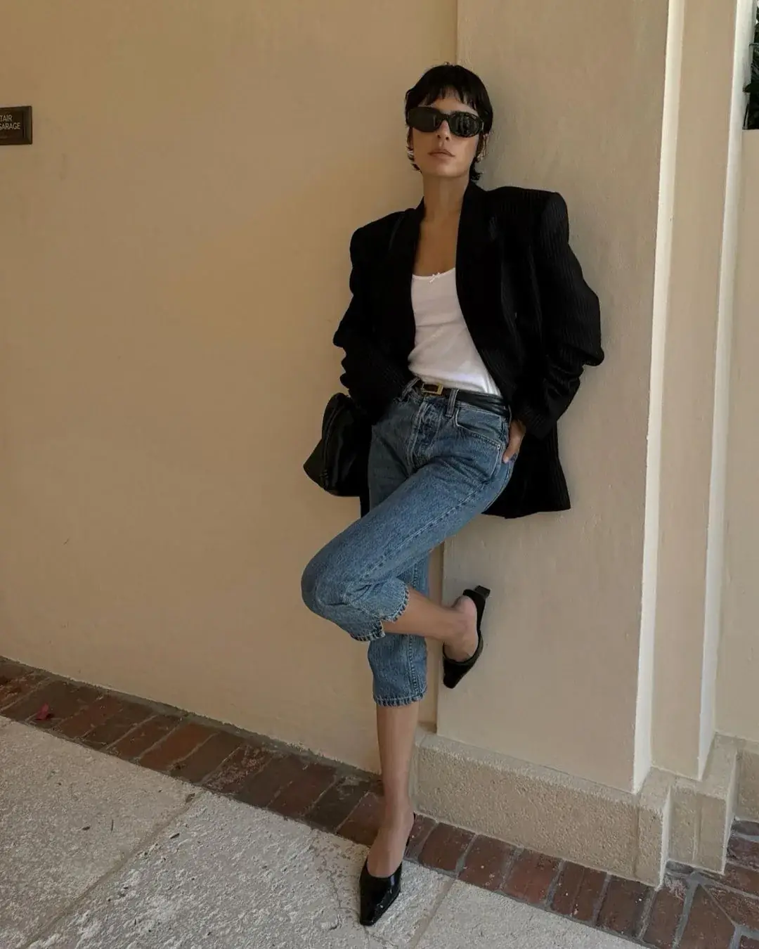 Minimal look — čierny blazer, džínsy