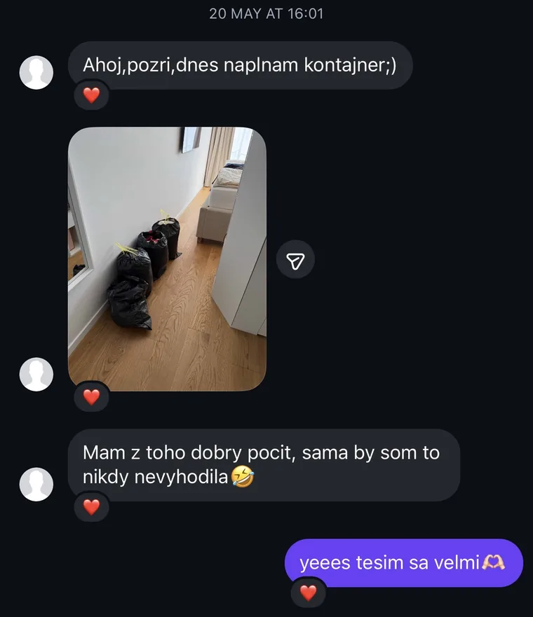 Správa od klientky po triedení šatníka s fotkou vriec oblečenia na vyhodenie