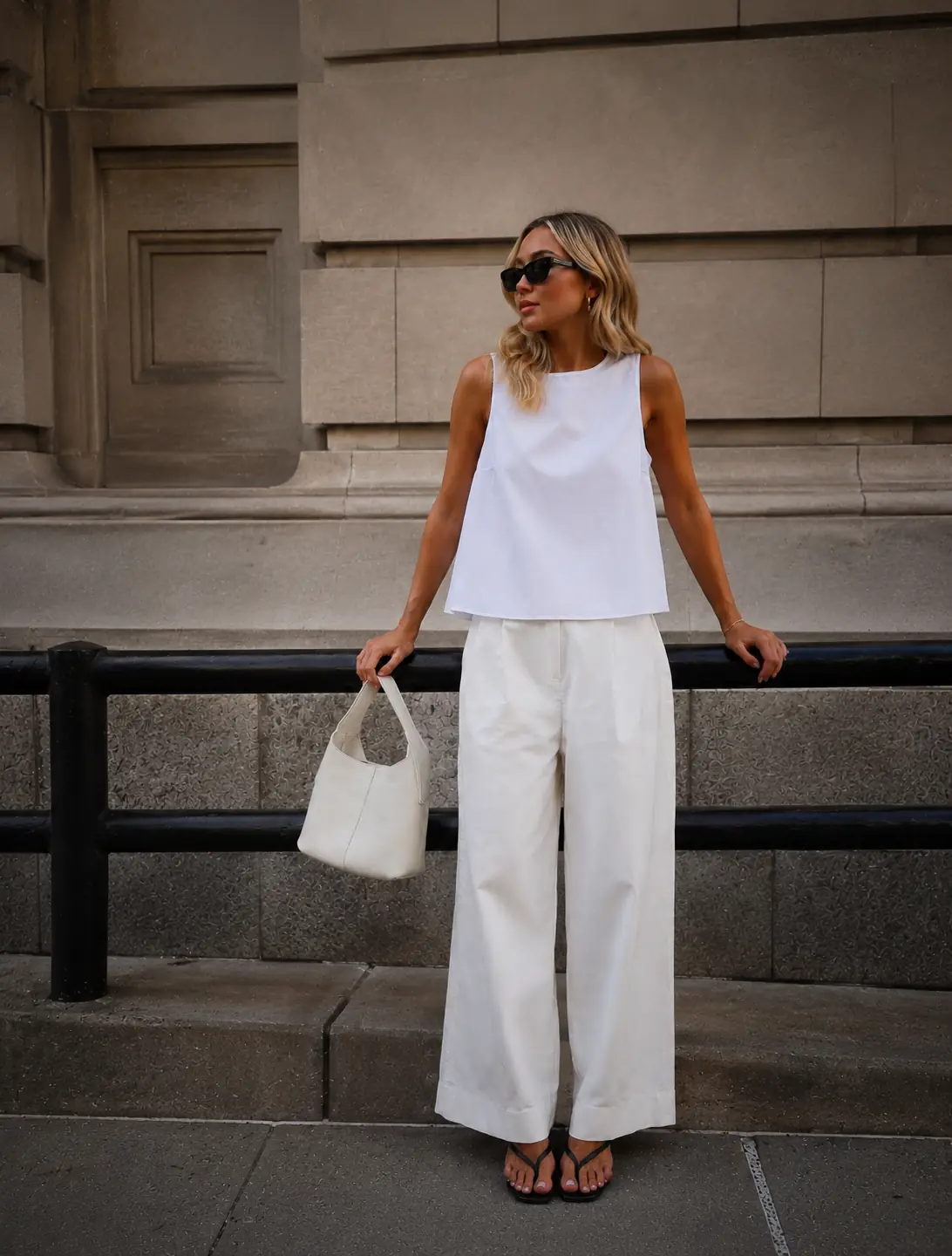 Fashion: dámsky letný outfit, biely top a biele wide nohavice, elegantný minimalistický štýl