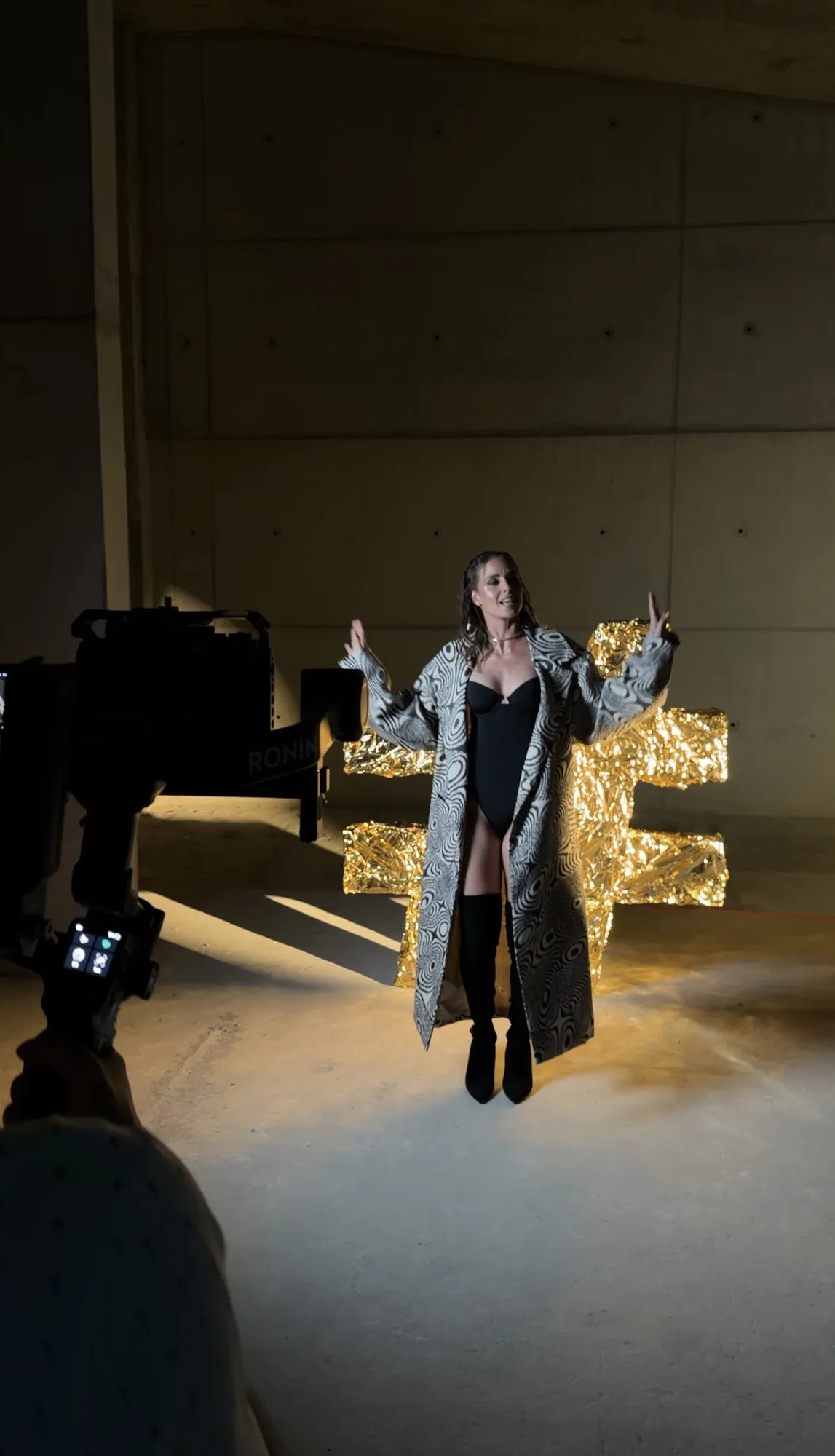 Editorial fotenie, modelka pri svetelnej inštalácii