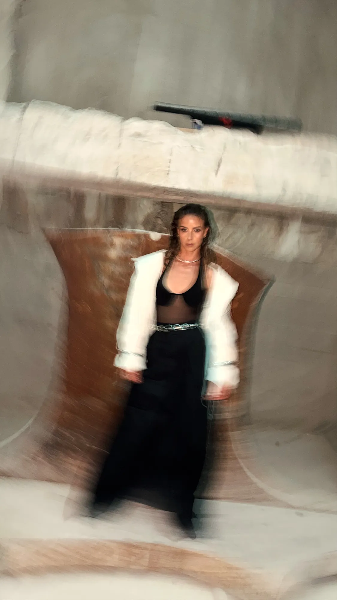Editorial fotenie, pohyb modelky v zábere