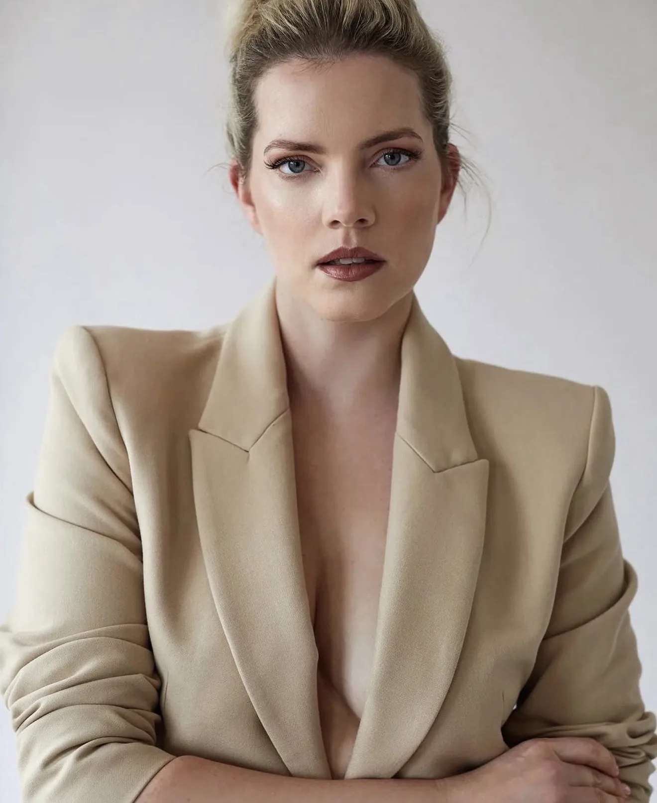 Beauty portrét klientky so žiarivou pleťou a vínovými perami, makeup od Jankity