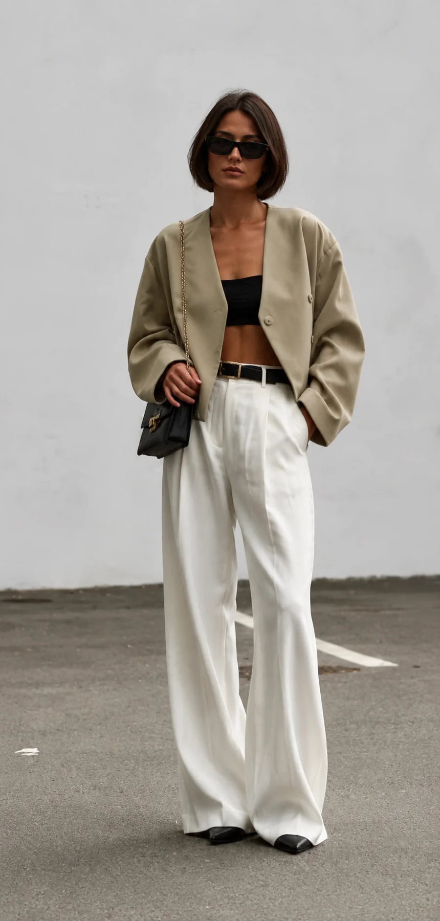 Béžový oversized blazer, biele wide nohavice a crop top