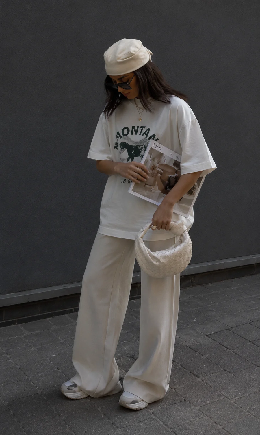 Tričko s potlačou, krémové wide nohavice a bucket hat