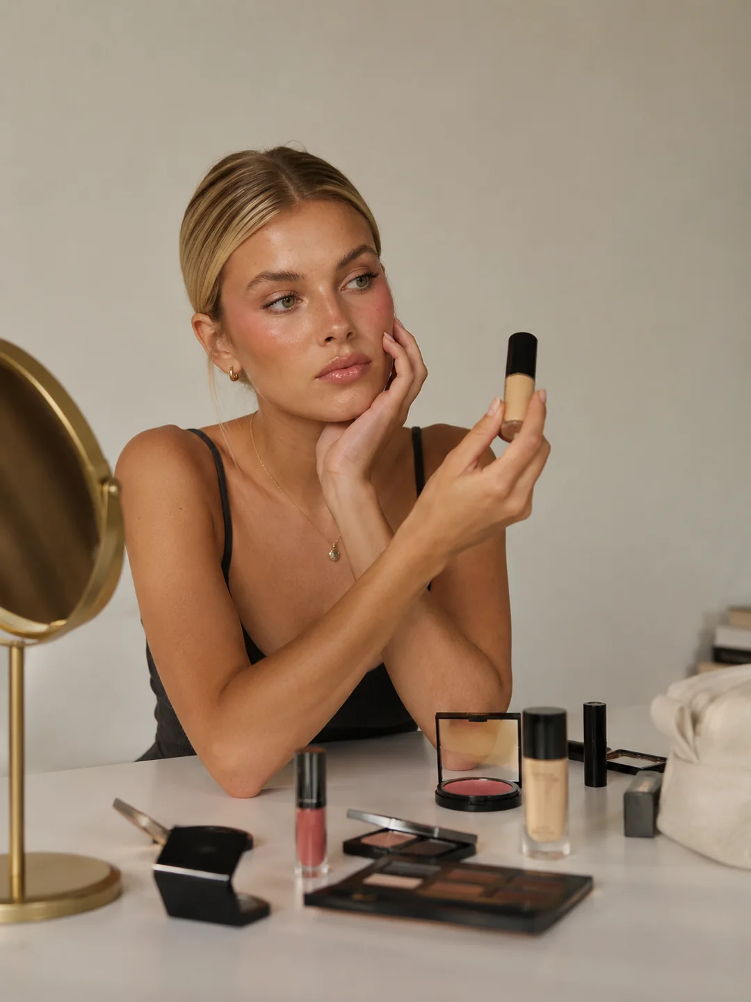 Výber odtieňa makeupu, žena pri zrkadle s makeupom