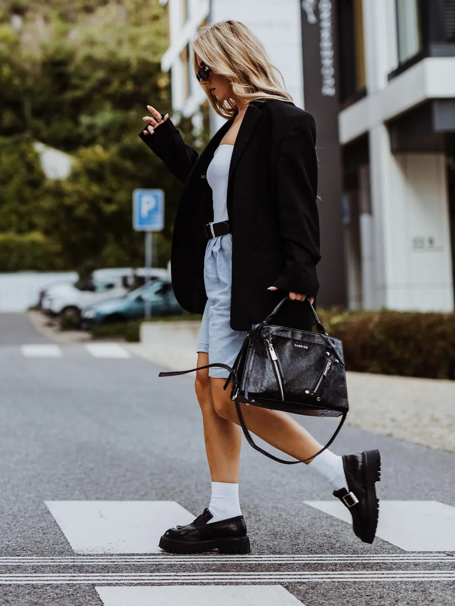 Streetová móda, oversized čierne sako, denimové šortky a kabelka
