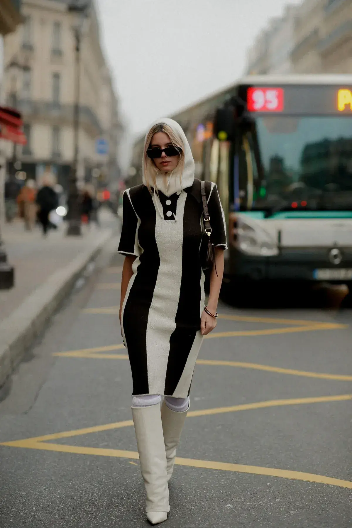 Drahý vzhľad: monochromatický pletený outfit v parížskom štýle