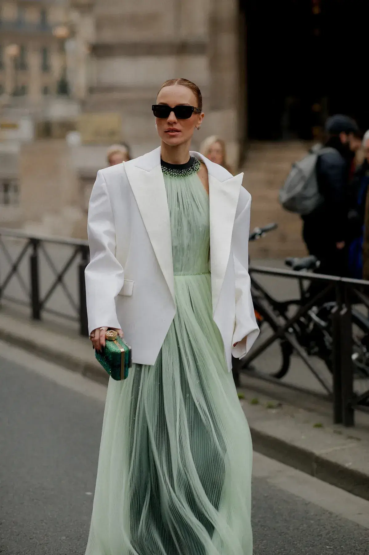 Fashion week look — biely blazer, šalviové šaty